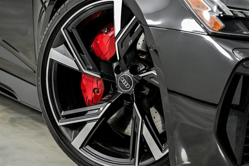 Used 2023 Audi RS 6 AWD/4WD image 3