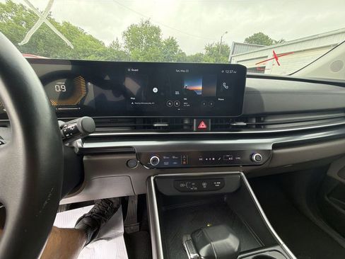 Used 2025 Kia Carnival FWD image 18