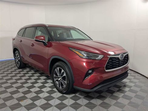 Used 2022 Toyota Highlander XLE image 3
