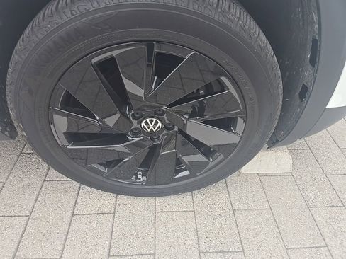 Used 2024 Volkswagen Atlas Cross Sport SE w/ Panoramic Sunroof Package image 3