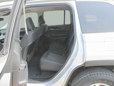 Used 2023 Jeep Grand Cherokee Laredo image 30
