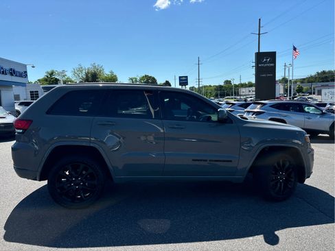 Used 2020 Jeep Grand Cherokee Altitude AWD/4WD image 3