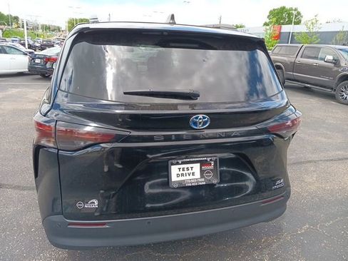 Used 2024 Toyota Sienna XLE FWD image 3