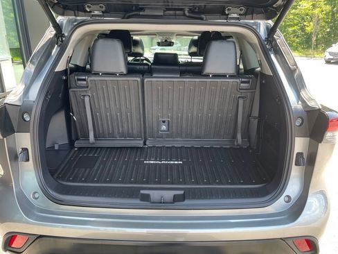 Used 2025 Toyota Highlander XLE AWD/4WD image 5