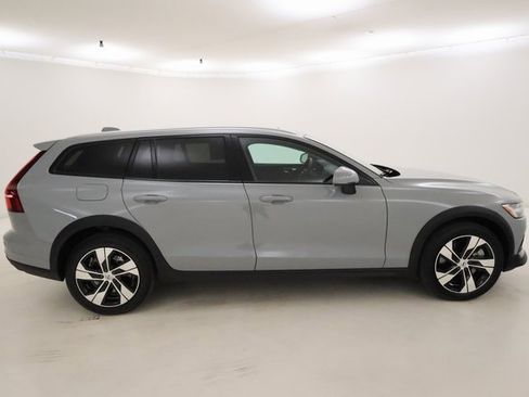 Used 2024 Volvo V60 B5 Cross Country Plus image 2