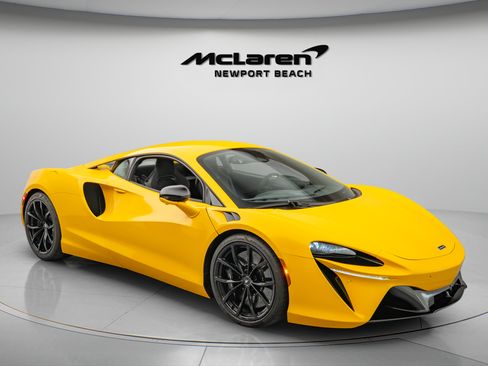 Used 2024 McLaren Artura RWD image 3