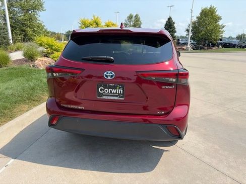 Used 2021 Toyota Highlander XLE AWD/4WD image 5