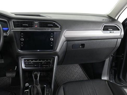 Certified 2022 Volkswagen Tiguan SE w/ Panoramic Sunroof Package image 18