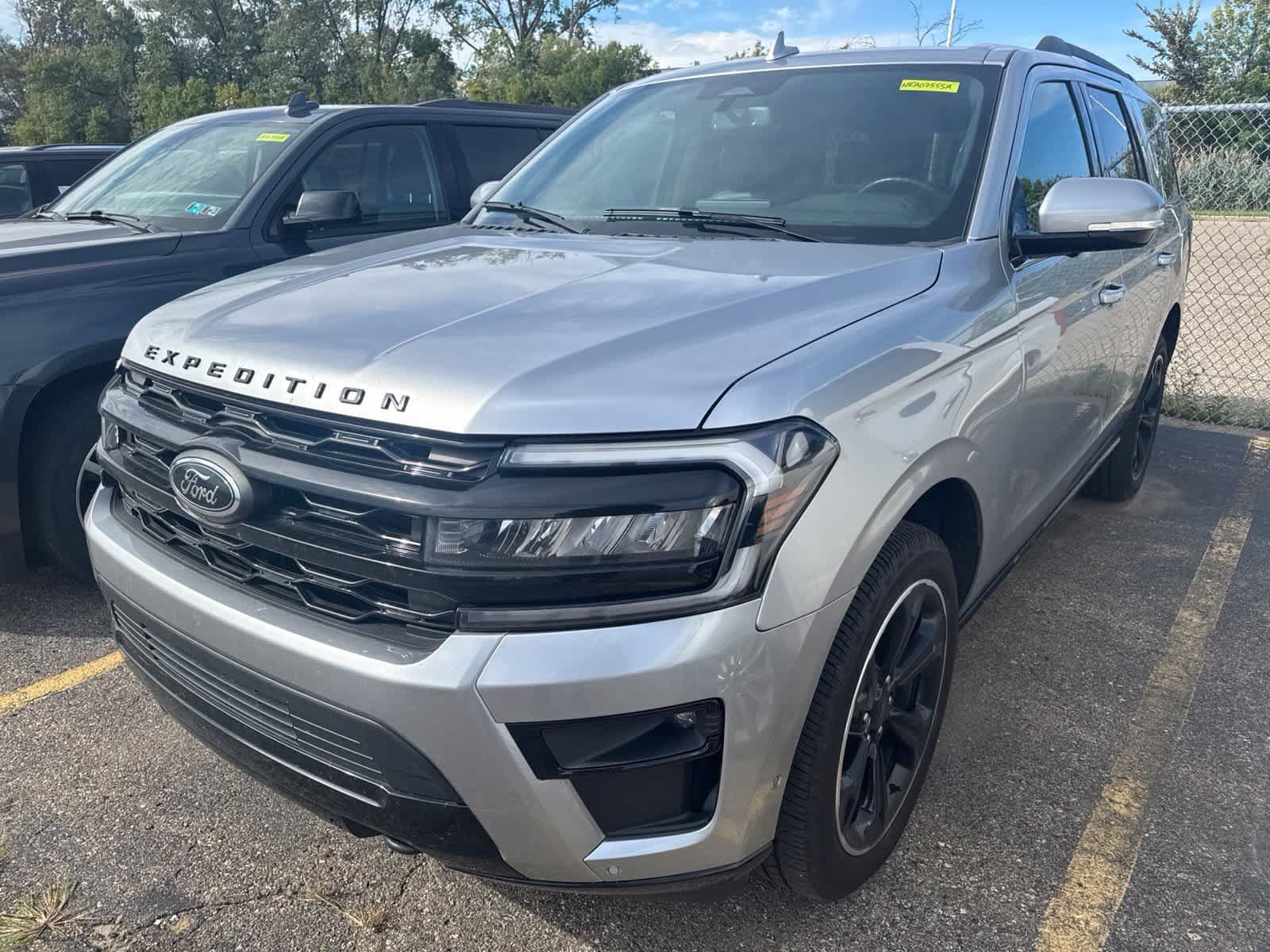 Used 2022 Ford Expedition Limited AWD/4WD image 2