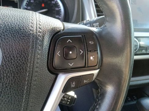 Used 2019 Toyota Highlander XLE AWD/4WD image 18