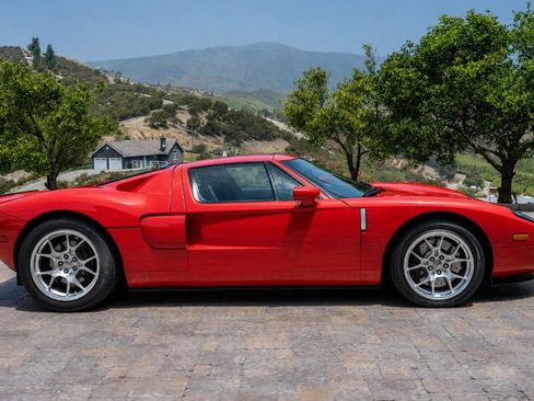 Used 2005 Ford GT RWD image 2
