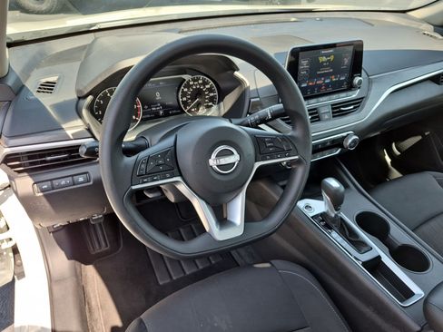 Used 2025 Nissan Altima 2.5 SV FWD image 16