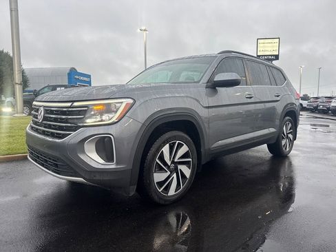 Used 2024 Volkswagen Atlas SE w/ Black Wheel Package FWD image 2