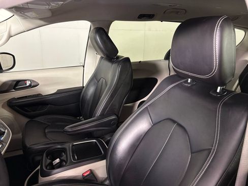 Used 2023 Chrysler Pacifica Touring-L FWD image 17