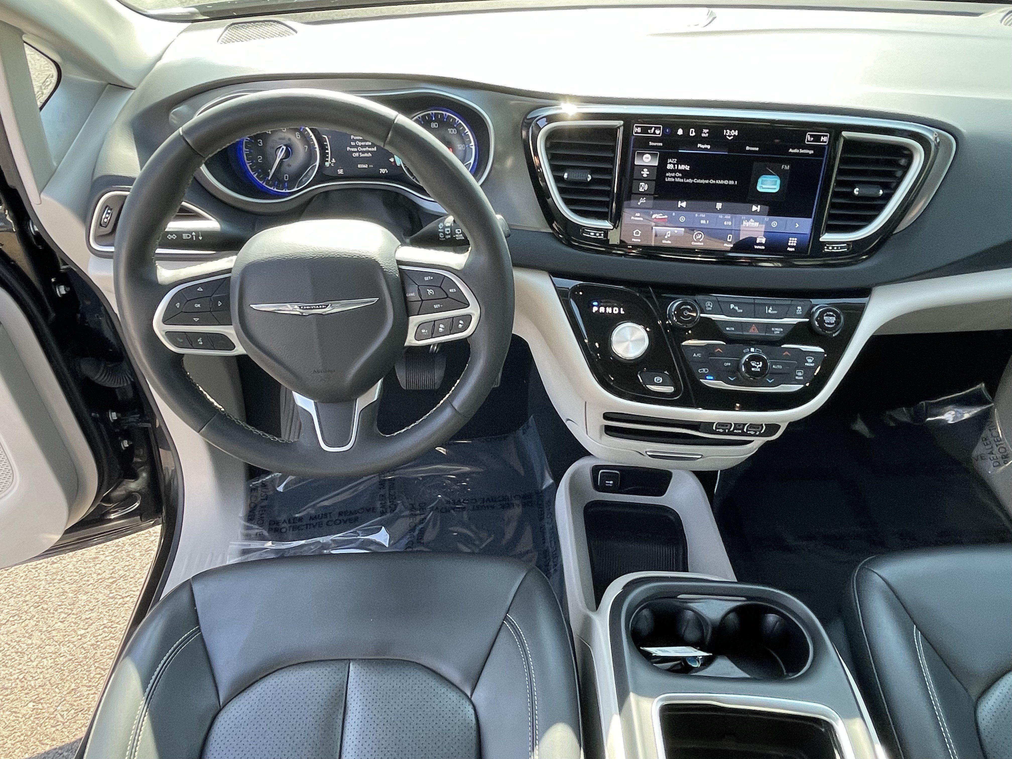 Used 2023 Chrysler Pacifica Touring-L FWD image 12