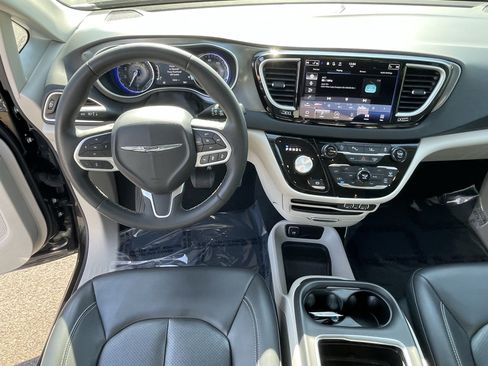Used 2023 Chrysler Pacifica Touring-L FWD image 12