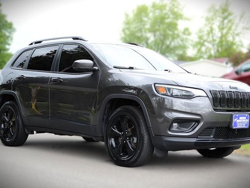 Used 2019 Jeep Cherokee Latitude Plus AWD/4WD image 3