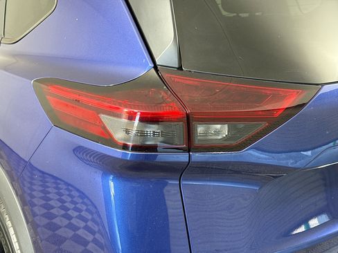 Used 2023 Nissan Rogue SV image 36