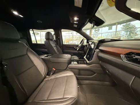 Used 2025 GMC Yukon XL Denali AWD/4WD image 33