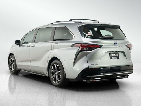 Used 2025 Toyota Sienna Platinum AWD/4WD image 4
