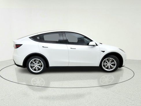 Used 2022 Tesla Model Y Long Range AWD/4WD image 8