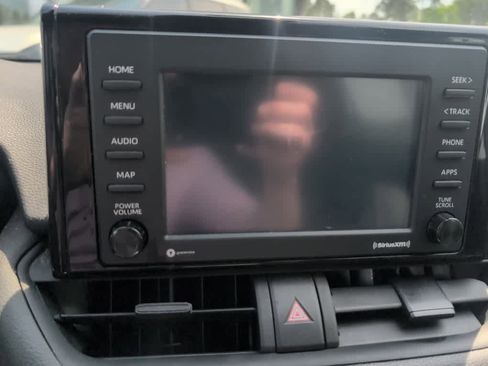 Used 2021 Toyota RAV4 LE FWD image 10