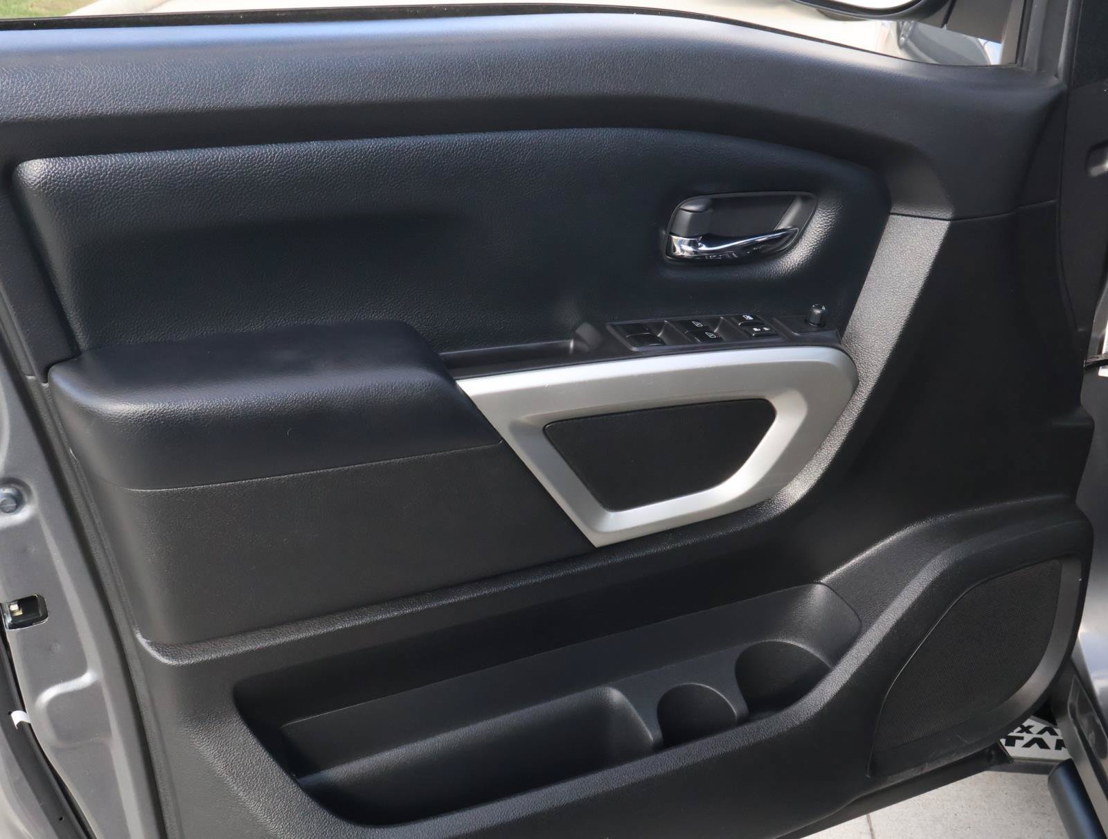 Used 2022 Nissan Titan SV w/ SV Convenience Package RWD image 20
