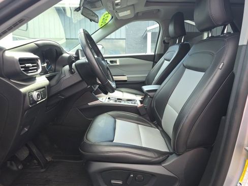 Used 2023 Ford Explorer XLT w/ XLT Sport Appearance Package image 10