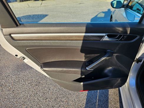 Used 2017 Volkswagen Passat 1.8T SE image 24