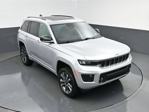 Used 2023 Jeep Grand Cherokee Overland w/ Luxury Tech Group IV AWD/4WD image 24