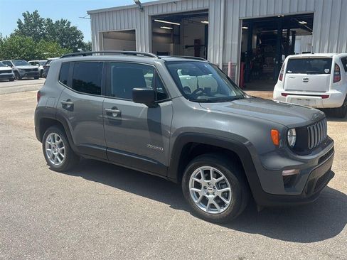 Used 2022 Jeep Renegade Sport w/ Sport Appearance Group AWD/4WD image 1