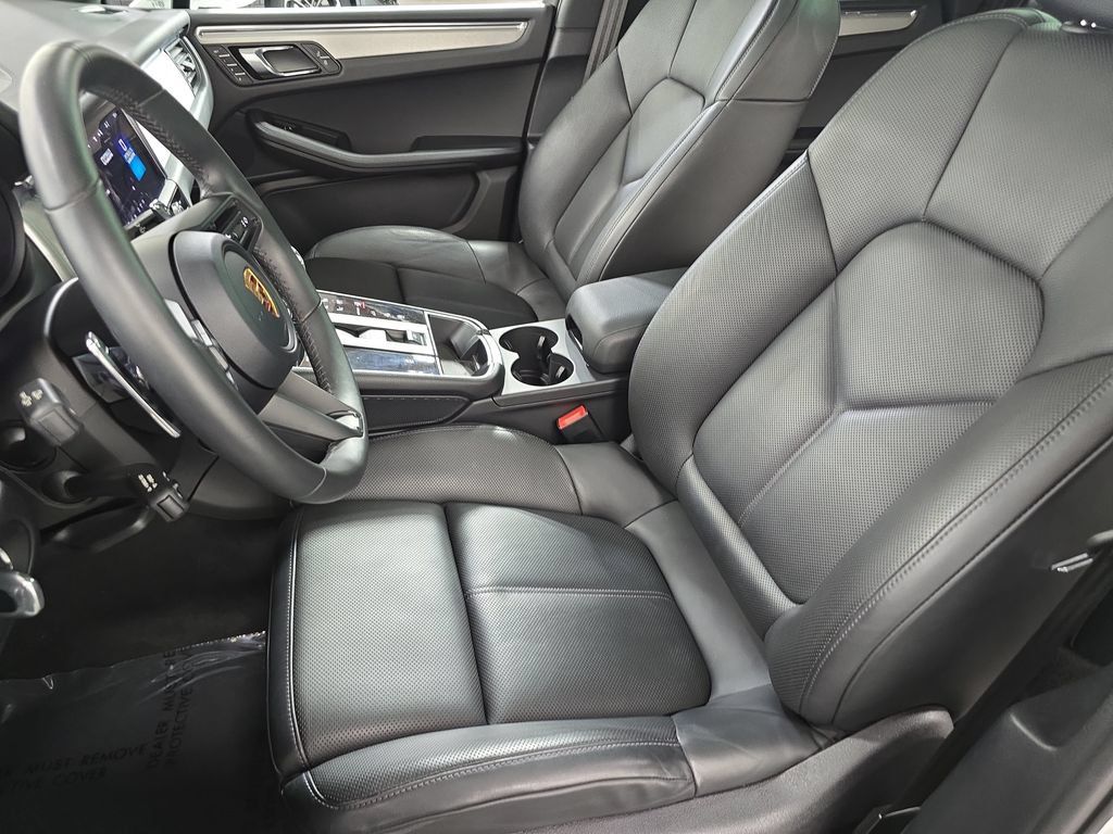 Certified 2026 Porsche Macan AWD/4WD image 5