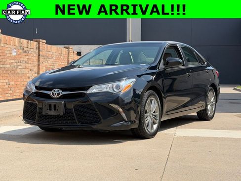 Used 2017 Toyota Camry SE image 1