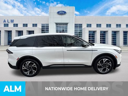 Used 2024 Lincoln Nautilus Premier w/ Equipment Group 102A image 4