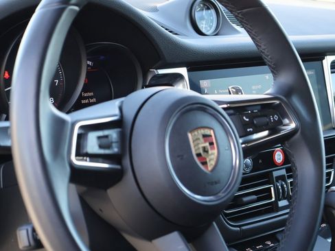 Used 2025 Porsche Macan image 19