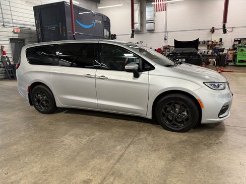 Used 2023 Chrysler Pacifica Touring-L w/ S Appearance Package FWD image 7