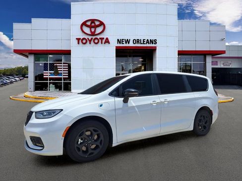 Used 2024 Chrysler Pacifica Limited FWD image 1