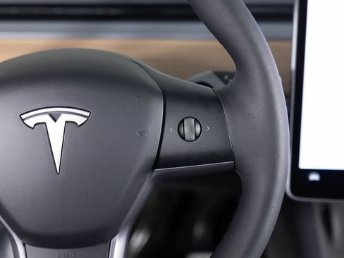 Used 2024 Tesla Model Y Performance image 31