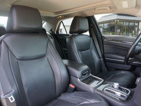 Used 2018 Chrysler 300 Limited AWD/4WD image 29