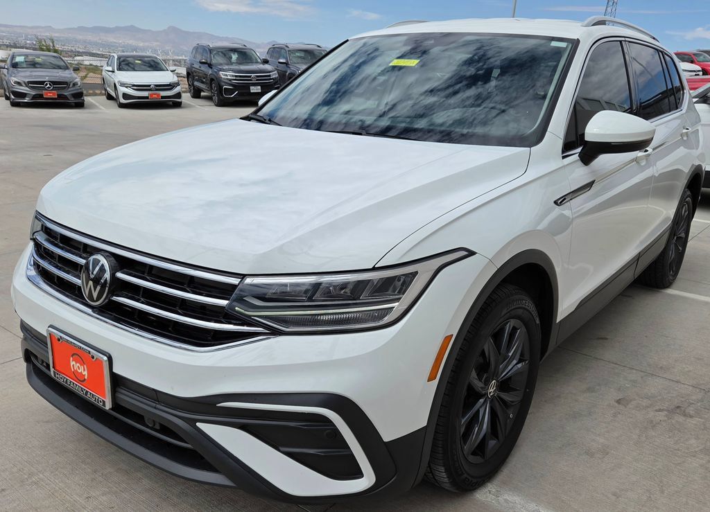 Used 2024 Volkswagen Tiguan SE FWD image 3