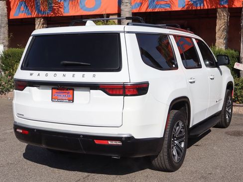 Used 2023 Jeep Wagoneer 4WD w/ Premium Group I image 9