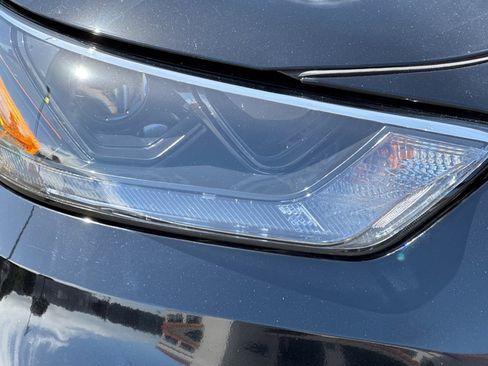 Used 2024 Toyota Highlander XLE FWD image 11