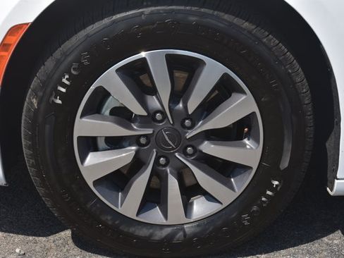 Used 2024 Chrysler Pacifica Limited FWD image 11