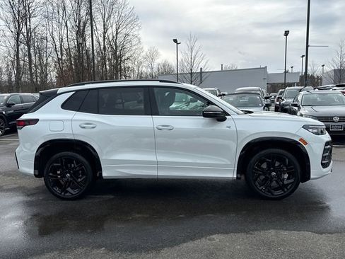 Certified 2025 Volkswagen Tiguan SE R-Line image 3