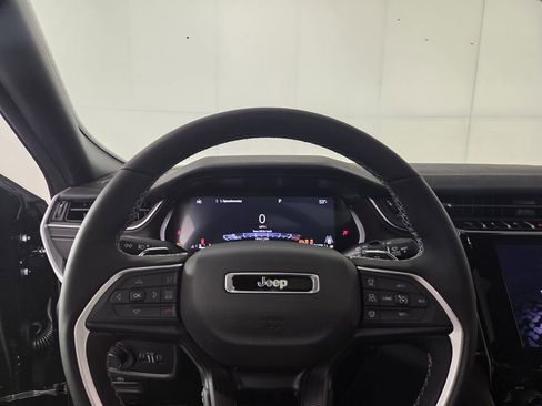 New 2025 Jeep Grand Cherokee Altitude image 13