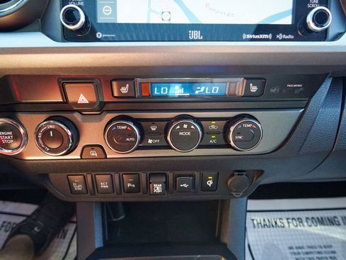 Used 2022 Toyota Tacoma TRD Off-Road w/ TRD Premium Off Road Package AWD/4WD image 28