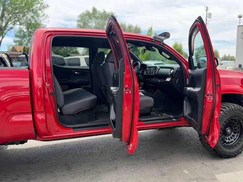 Used 2018 Toyota Tacoma TRD Off-Road w/ Technology Package AWD/4WD image 42