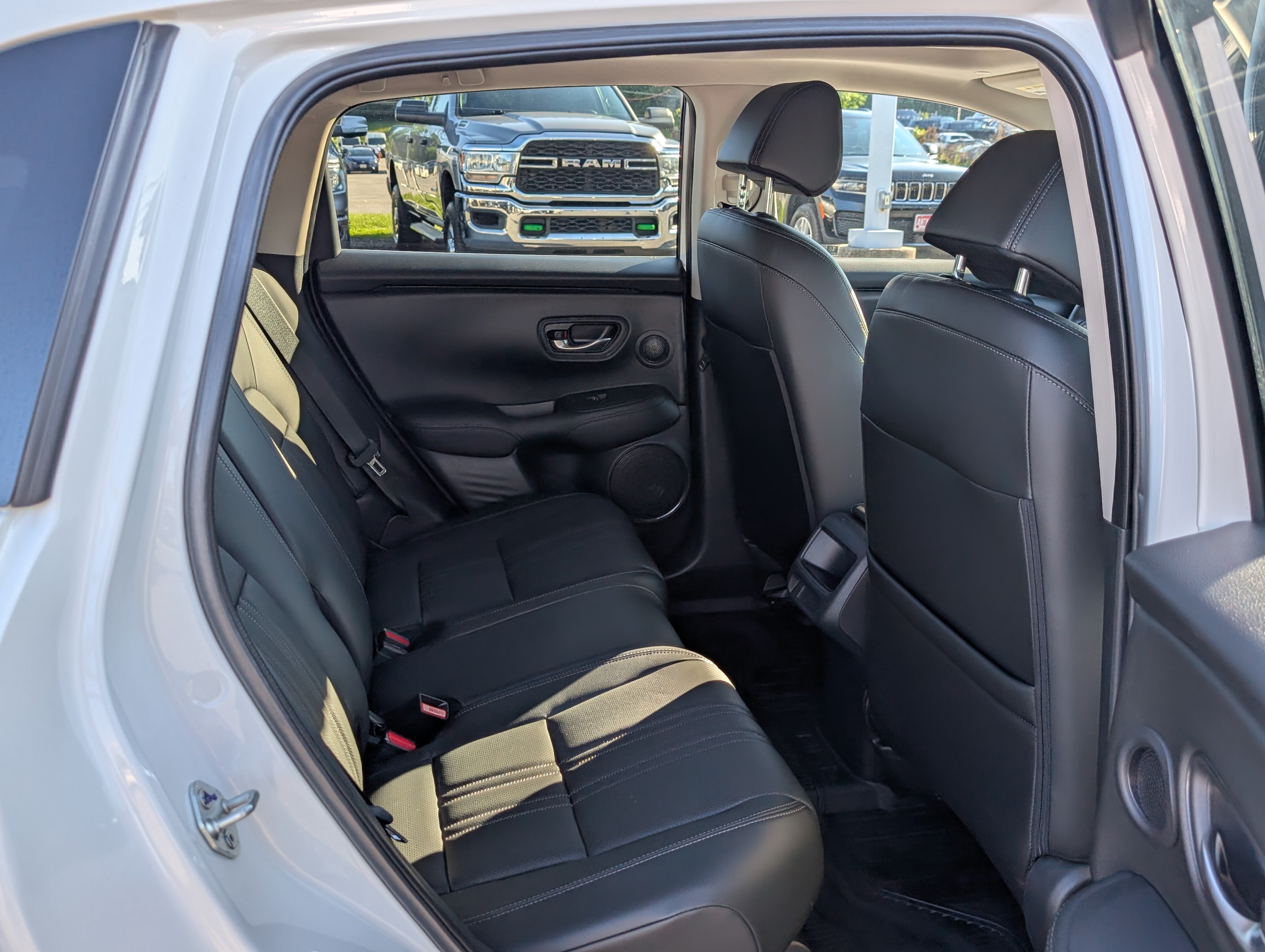 Used 2025 Honda HR-V EX-L image 11