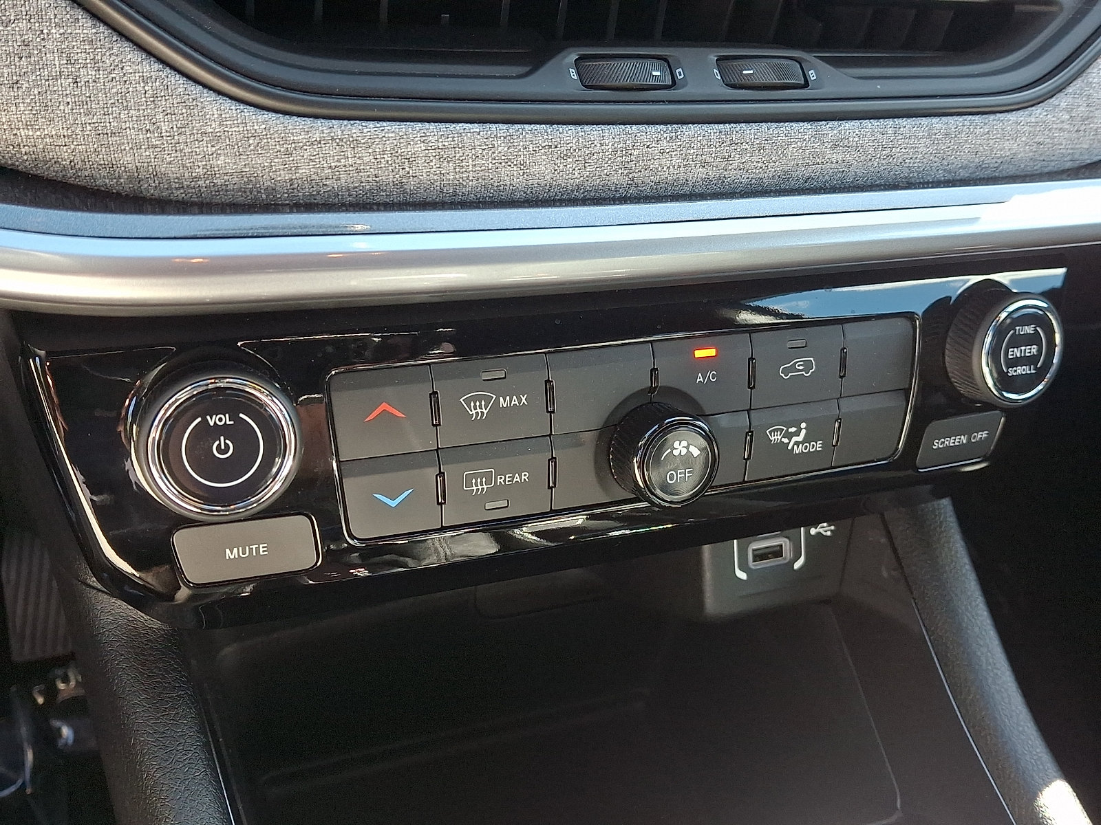 Used 2024 Jeep Compass Latitude AWD/4WD image 15