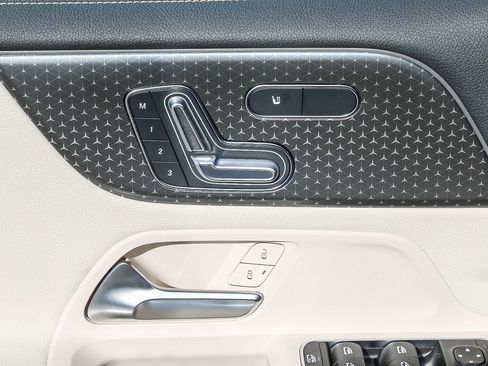 Used 2024 Mercedes-Benz EQB 300 4MATIC image 26